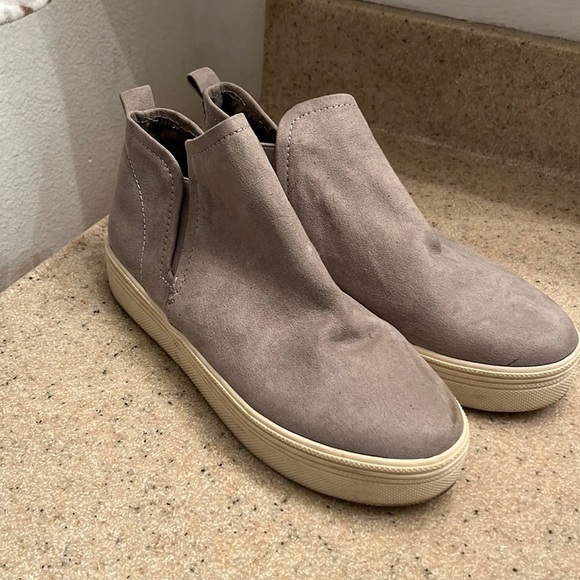 Dolce Vita brand size 8.5 pull on shoes. - Picture 1 of 6